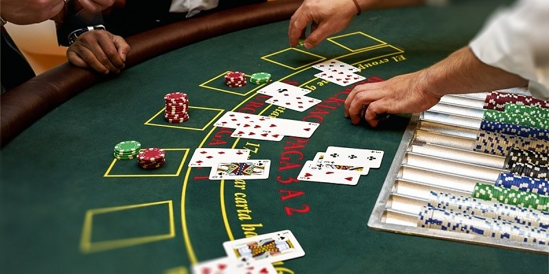Người chơi sẽ căn cứ vào sức mạnh của lá bài và chiến thuật chơi của mình để đặt cược